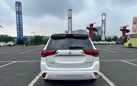 Mitsubishi Outlander III рестайлинг 3, 2022 год, 1 850 001 рублей, 4 фотография