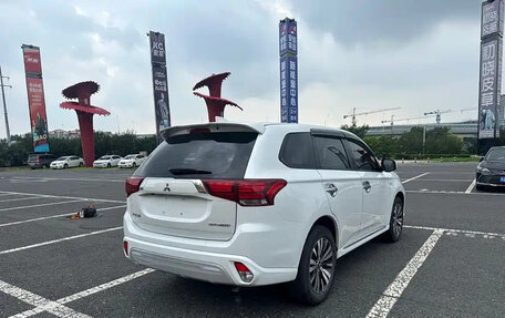 Mitsubishi Outlander III рестайлинг 3, 2022 год, 1 850 001 рублей, 6 фотография