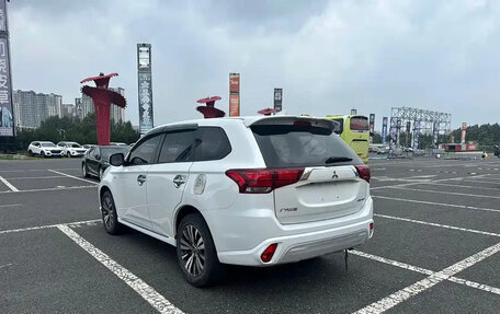 Mitsubishi Outlander III рестайлинг 3, 2022 год, 1 850 001 рублей, 5 фотография