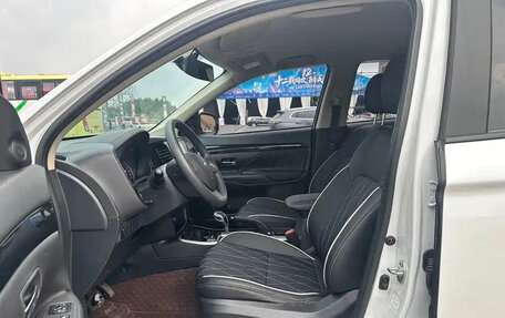 Mitsubishi Outlander III рестайлинг 3, 2022 год, 1 850 001 рублей, 8 фотография