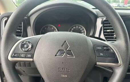 Mitsubishi Outlander III рестайлинг 3, 2022 год, 1 850 001 рублей, 13 фотография