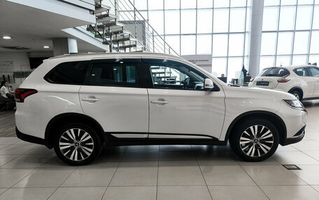 Mitsubishi Outlander III рестайлинг 3, 2020 год, 2 300 000 рублей, 5 фотография