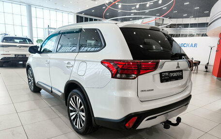 Mitsubishi Outlander III рестайлинг 3, 2020 год, 2 300 000 рублей, 8 фотография