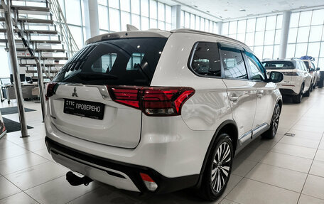 Mitsubishi Outlander III рестайлинг 3, 2020 год, 2 300 000 рублей, 6 фотография