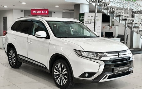 Mitsubishi Outlander III рестайлинг 3, 2020 год, 2 300 000 рублей, 3 фотография