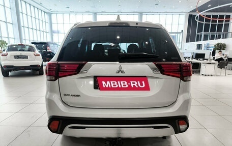 Mitsubishi Outlander III рестайлинг 3, 2020 год, 2 300 000 рублей, 7 фотография