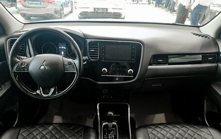 Mitsubishi Outlander III рестайлинг 3, 2020 год, 2 300 000 рублей, 17 фотография