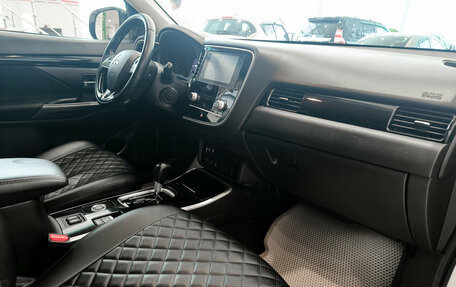Mitsubishi Outlander III рестайлинг 3, 2020 год, 2 300 000 рублей, 13 фотография