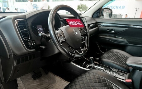 Mitsubishi Outlander III рестайлинг 3, 2020 год, 2 300 000 рублей, 20 фотография