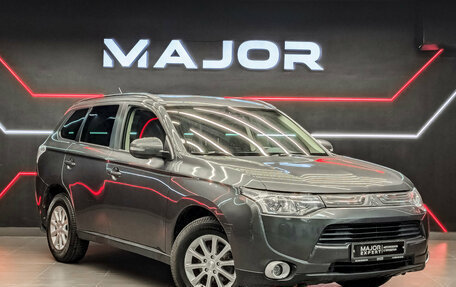 Mitsubishi Outlander III рестайлинг 3, 2013 год, 1 700 000 рублей, 3 фотография