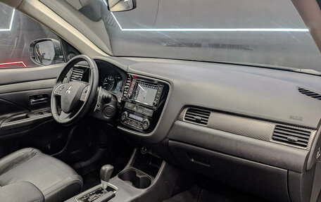 Mitsubishi Outlander III рестайлинг 3, 2013 год, 1 700 000 рублей, 13 фотография