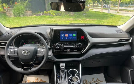 Toyota Highlander, 2024 год, 7 фотография