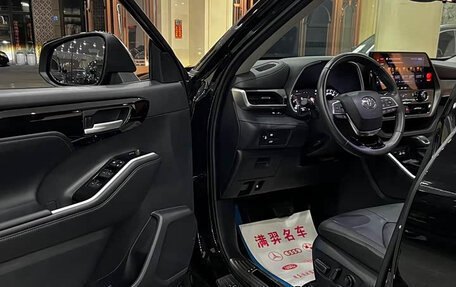 Toyota Highlander, 2024 год, 16 фотография