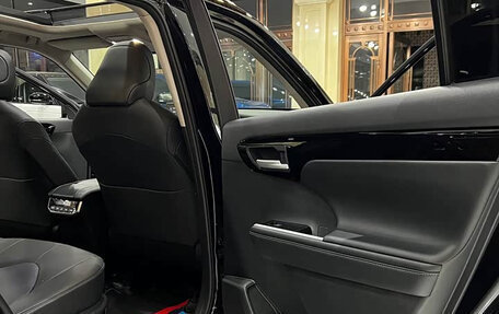 Toyota Highlander, 2024 год, 19 фотография