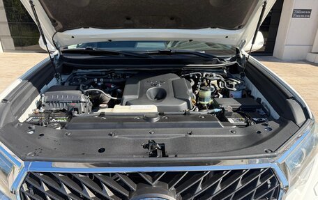 Toyota Land Cruiser Prado 150 рестайлинг 2, 2018 год, 4 350 000 рублей, 32 фотография