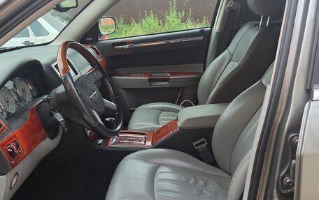 Chrysler 300C II, 2005 год, 1 230 000 рублей, 8 фотография