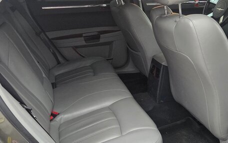 Chrysler 300C II, 2005 год, 1 230 000 рублей, 14 фотография