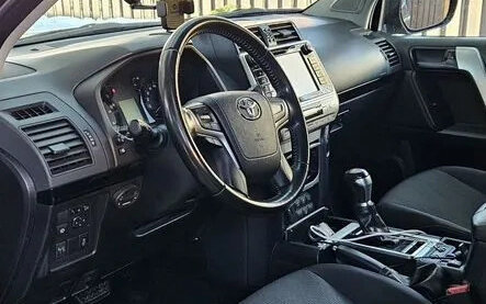 Toyota Land Cruiser Prado 150 рестайлинг 2, 2019 год, 4 650 000 рублей, 2 фотография