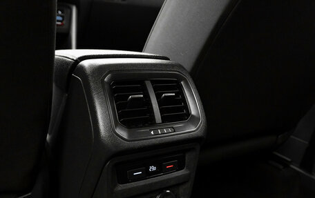 Volkswagen Tiguan II, 2021 год, 2 360 000 рублей, 13 фотография