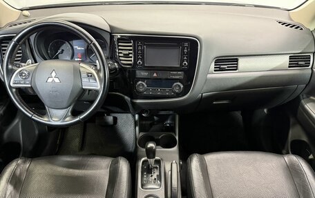 Mitsubishi Outlander III рестайлинг 3, 2013 год, 1 299 000 рублей, 9 фотография