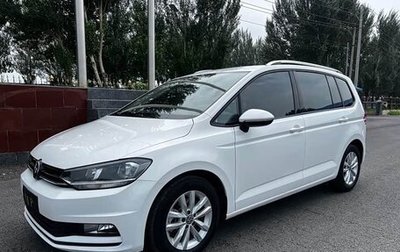 Volkswagen Touran III, 2022 год, 2 350 000 рублей, 1 фотография