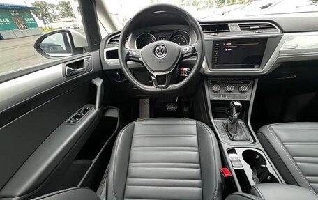 Volkswagen Touran III, 2022 год, 2 350 000 рублей, 9 фотография