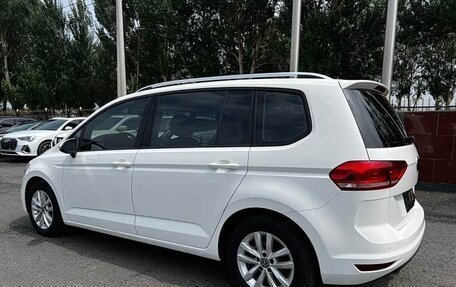 Volkswagen Touran III, 2022 год, 2 350 000 рублей, 4 фотография