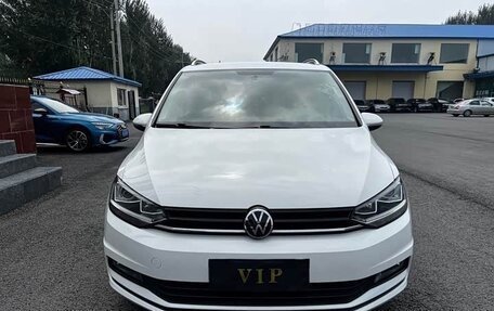 Volkswagen Touran III, 2022 год, 2 350 000 рублей, 2 фотография
