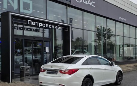 Hyundai Sonata VI, 2011 год, 715 000 рублей, 6 фотография