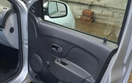 Renault Logan II, 2014 год, 700 000 рублей, 2 фотография