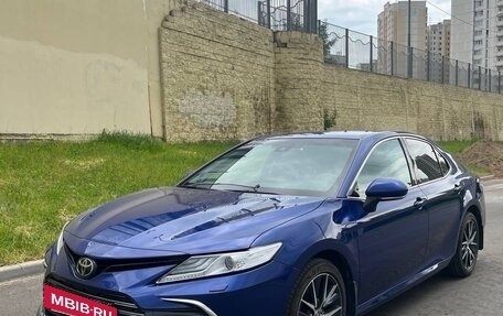 Toyota Camry, 2021 год, 3 450 000 рублей, 2 фотография