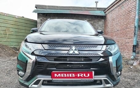 Mitsubishi Outlander III рестайлинг 3, 2022 год, 3 200 000 рублей, 1 фотография