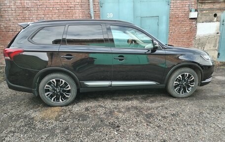 Mitsubishi Outlander III рестайлинг 3, 2022 год, 3 200 000 рублей, 2 фотография