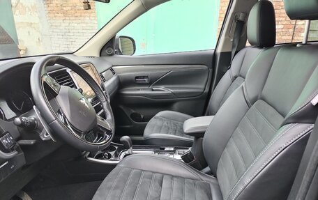 Mitsubishi Outlander III рестайлинг 3, 2022 год, 3 200 000 рублей, 6 фотография