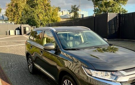 Mitsubishi Outlander III рестайлинг 3, 2019 год, 3 200 000 рублей, 6 фотография