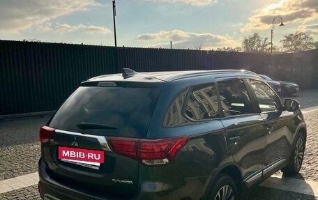 Mitsubishi Outlander III рестайлинг 3, 2019 год, 3 200 000 рублей, 3 фотография