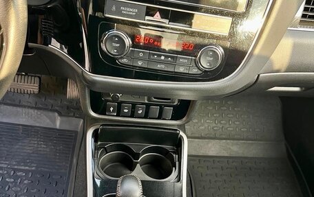 Mitsubishi Outlander III рестайлинг 3, 2019 год, 3 200 000 рублей, 10 фотография