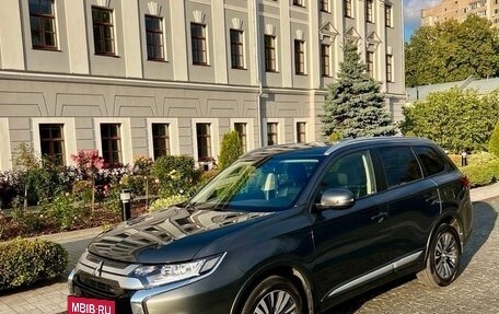 Mitsubishi Outlander III рестайлинг 3, 2019 год, 3 200 000 рублей, 2 фотография