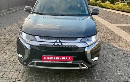Mitsubishi Outlander III рестайлинг 3, 2019 год, 3 200 000 рублей, 18 фотография