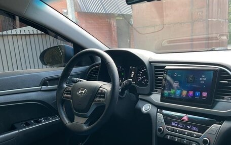Hyundai Elantra VI рестайлинг, 2017 год, 650 000 рублей, 33 фотография