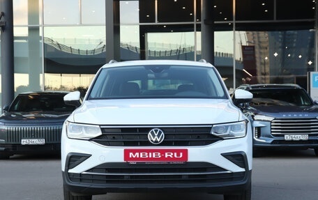 Volkswagen Tiguan II, 2021 год, 2 690 000 рублей, 2 фотография