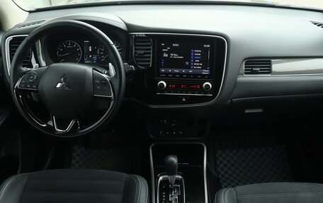 Mitsubishi Outlander III рестайлинг 3, 2021 год, 3 260 000 рублей, 5 фотография