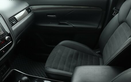 Mitsubishi Outlander III рестайлинг 3, 2021 год, 3 260 000 рублей, 13 фотография