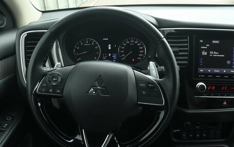 Mitsubishi Outlander III рестайлинг 3, 2021 год, 3 260 000 рублей, 12 фотография