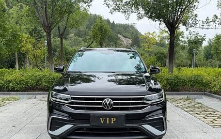 Volkswagen Tiguan II, 2023 год, 2 350 000 рублей, 2 фотография