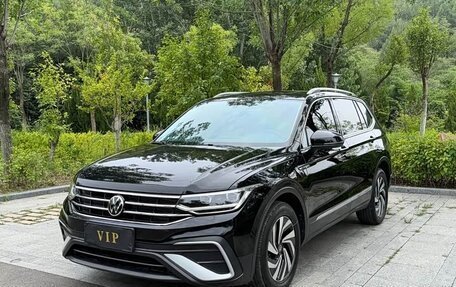 Volkswagen Tiguan II, 2023 год, 2 350 000 рублей, 3 фотография