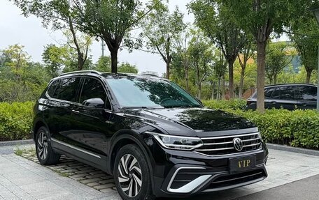 Volkswagen Tiguan II, 2023 год, 2 350 000 рублей, 1 фотография