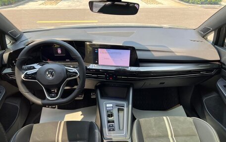 Volkswagen Golf VIII, 2023 год, 1 560 000 рублей, 14 фотография