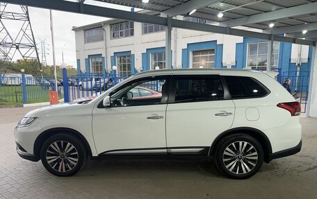 Mitsubishi Outlander III рестайлинг 3, 2020 год, 2 599 000 рублей, 2 фотография