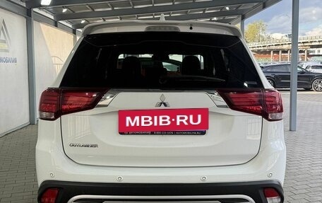 Mitsubishi Outlander III рестайлинг 3, 2020 год, 2 599 000 рублей, 4 фотография